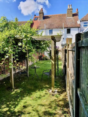 Charming cottage in Deal, seconds from town - The Writer's Cottage
